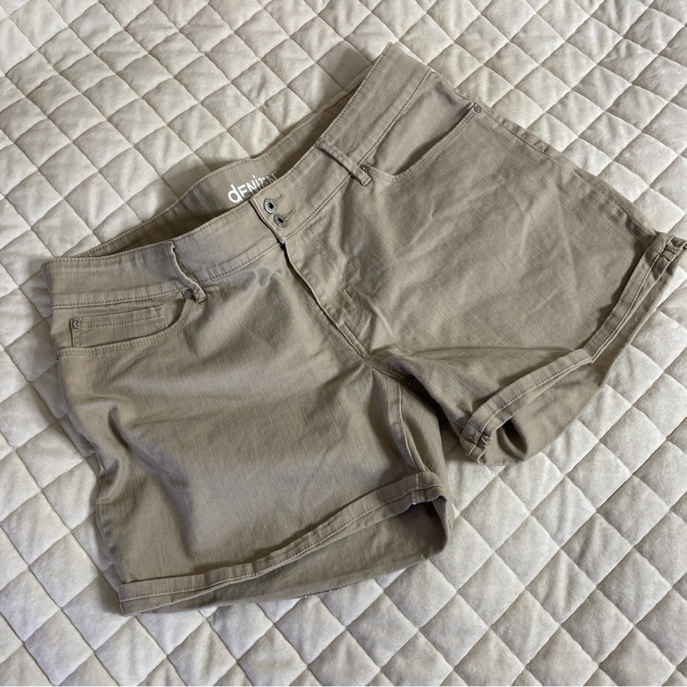 Levi Denizen Khaki Shorts